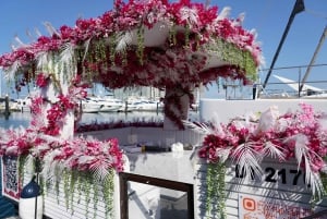 Marina de Dubai: Tour particular em um iate de luxo com flores e brunch