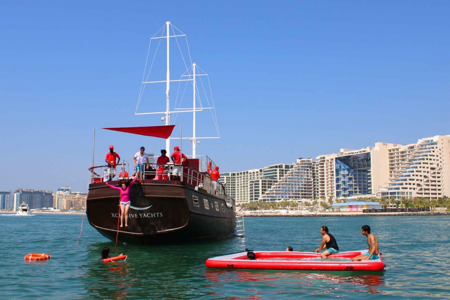Dubai Marina: Sailing Tour with BBQ and Swimming