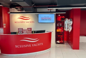Dubai Marina: Sailing Tour with BBQ and Swimming