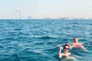 Dubai: Crucero turístico y de natación por el puerto deportivo