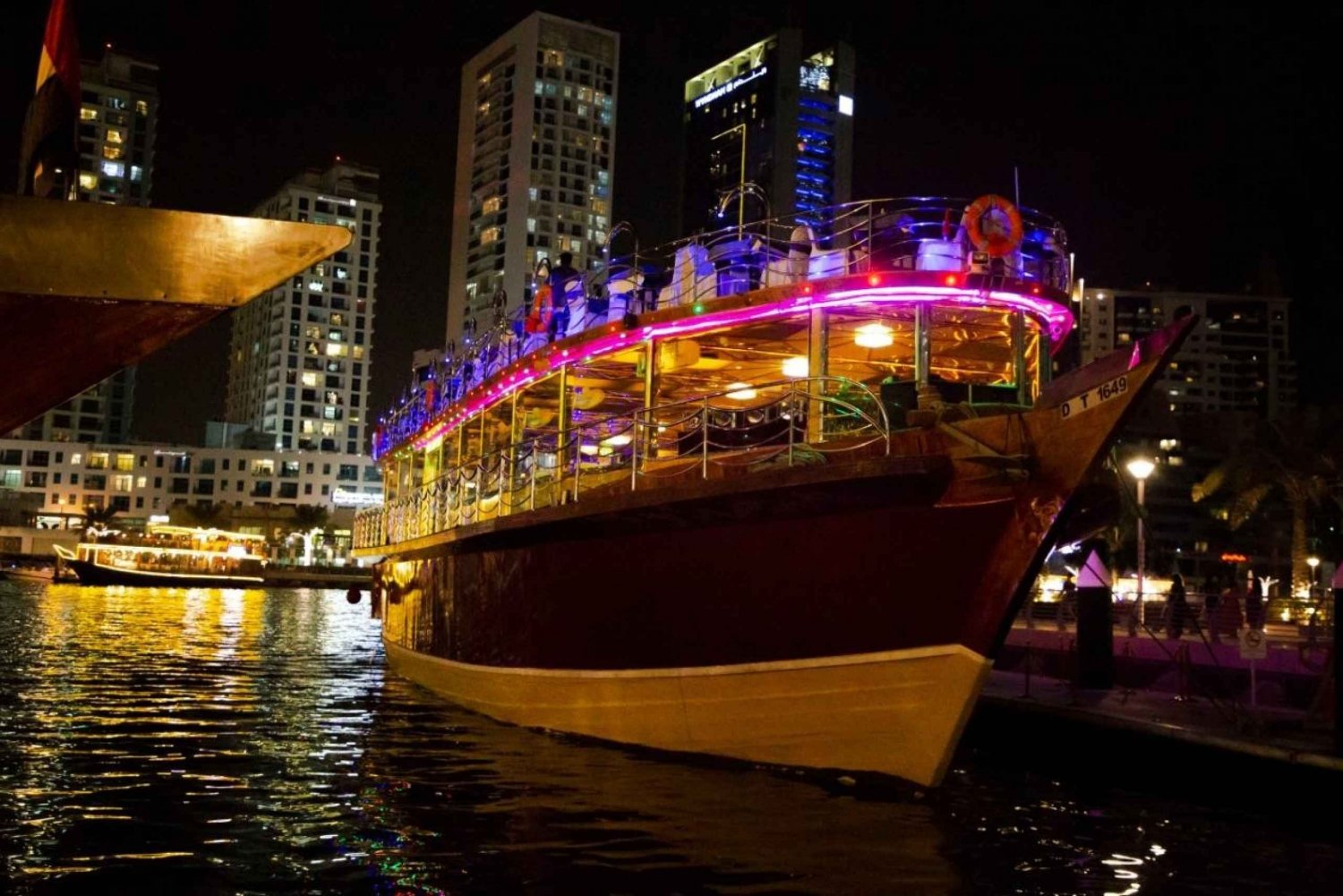 Dubai Marina Vip Dhow kryssning Middag med Tanora show