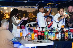 ドバイマリーナで豪華ヨットパーティーをお楽しみください。BBQ、オープンバー、ライブDJをご用意しております。