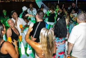 ドバイマリーナで豪華ヨットパーティーをお楽しみください。BBQ、オープンバー、ライブDJをご用意しております。