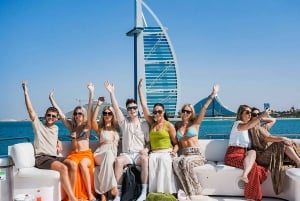 Dubai Marina: Yacht Tour with Breakfast or BBQ