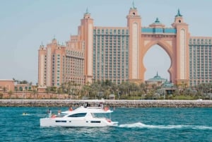 Dubai Marina: Yacht-tur med frokost eller BBQ