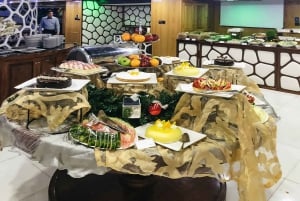 Dubai: Mega Yacht Dinner Cruise with Buffet