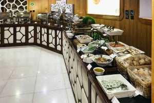 Dubai: Mega Yacht Dinner Cruise with Buffet