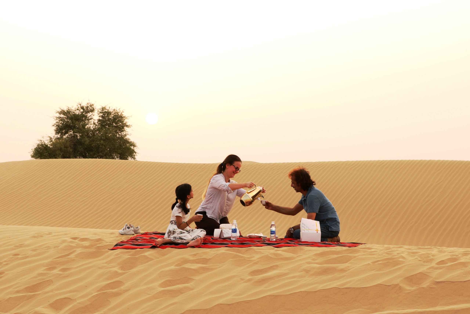 Dubai: Safari matinal por el desierto con paseo en camello y Sandboarding