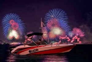 Dubai: Uudenvuodenaaton yksityinen tai jaettu ilotulitusvenekierros: New Year's Eve Private or Shared Fireworks Boat Tour