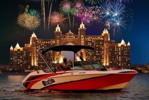 Dubai: Uudenvuodenaaton yksityinen tai jaettu ilotulitusvenekierros: New Year's Eve Private or Shared Fireworks Boat Tour