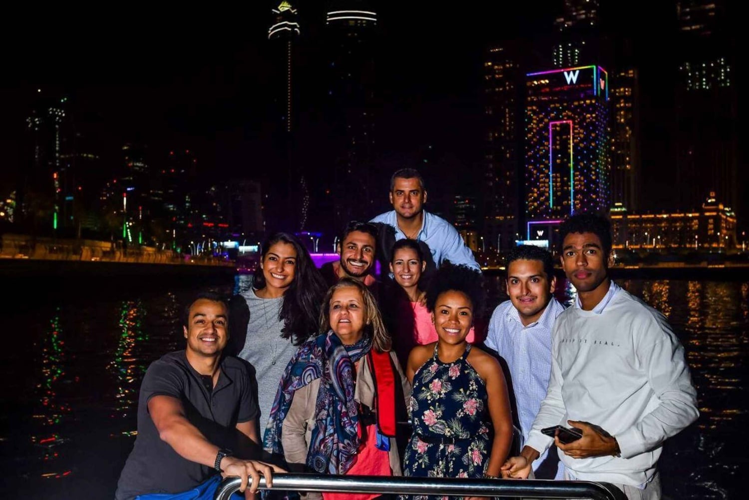 Dubai - Espetáculo de fogo de artifício na véspera de Ano Novo numa lancha rápida