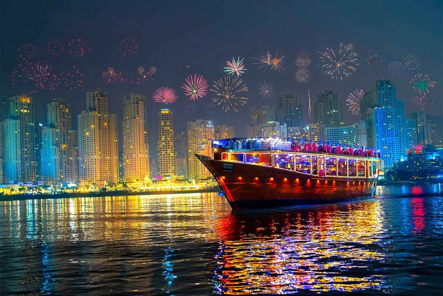 Dubai: oudejaarsavonddinercruise op een dhow in de jachthaven