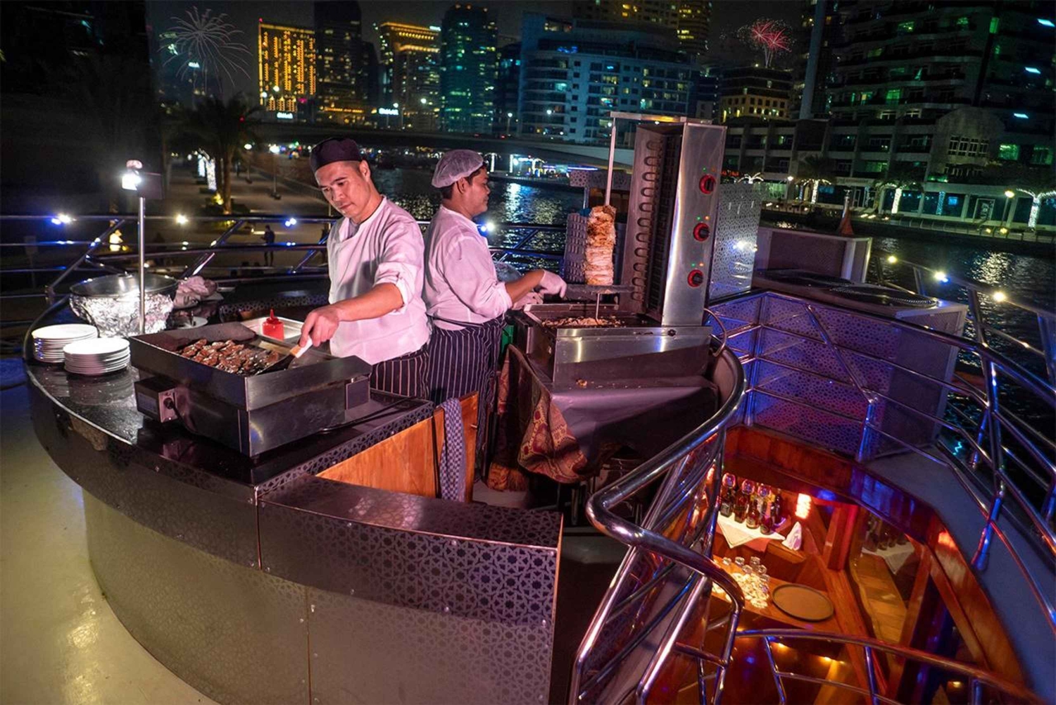 Dubai: oudejaarsavonddinercruise op een dhow in de jachthaven