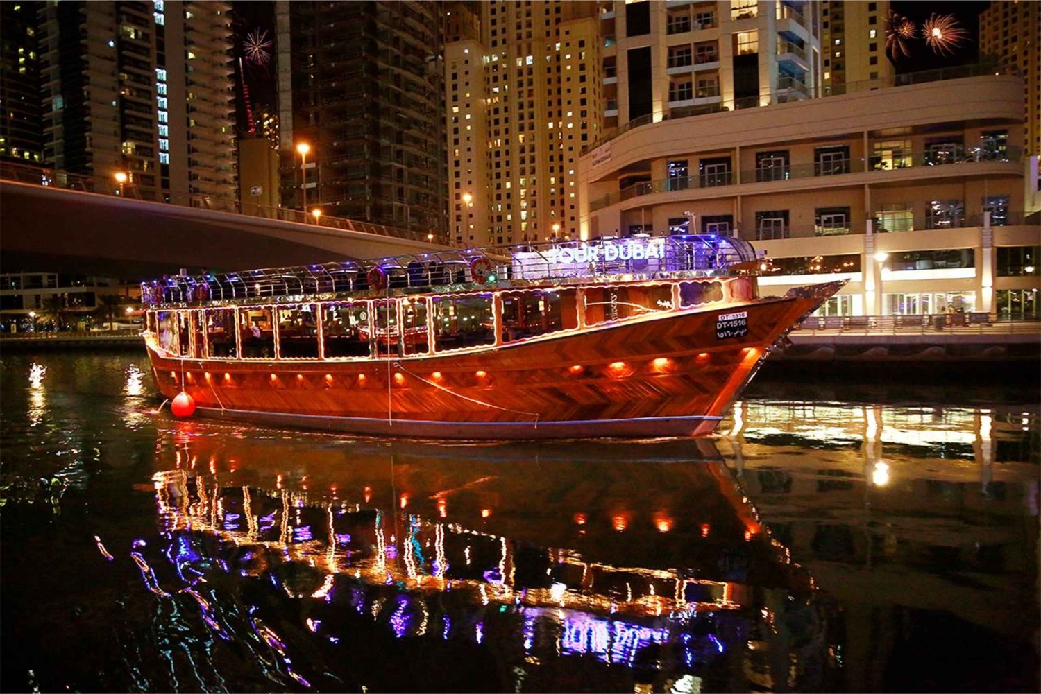 Dubai: oudejaarsavonddinercruise op een dhow in de jachthaven