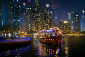 Dubai: Marina Dhow Dinner Cruise: Uudenvuodenaaton illallisristeily
