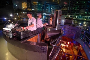 Dubai: oudejaarsavonddinercruise op een dhow in de jachthaven