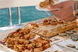 Dubai: DJ, juomat & Canapes: Uudenvuoden huvivenejuhlat ilotulitus, DJ, juomat & Canapes