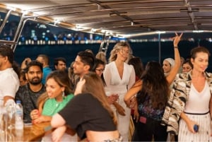 Dubai: DJ, juomat & Canapes: Uudenvuoden huvivenejuhlat ilotulitus, DJ, juomat & Canapes