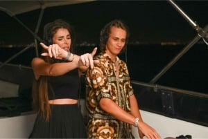 Dubai: DJ, juomat & Canapes: Uudenvuoden huvivenejuhlat ilotulitus, DJ, juomat & Canapes