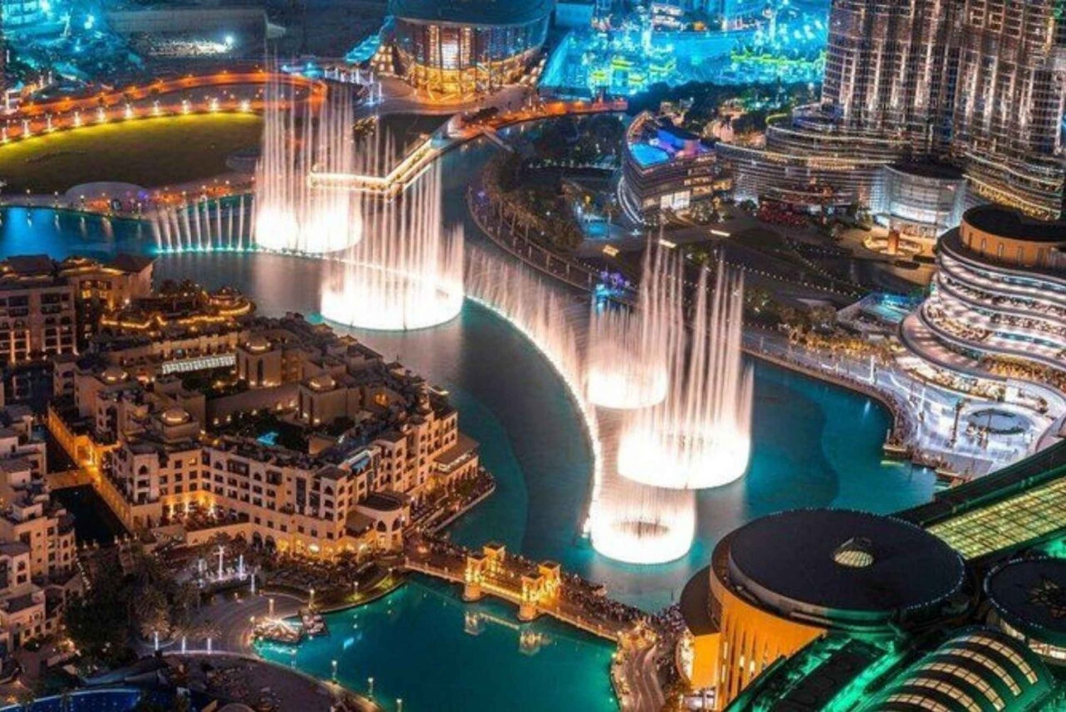Dubai: Fountain Show'lla varustetun yöllisen kaupunkikierroksen aikana.