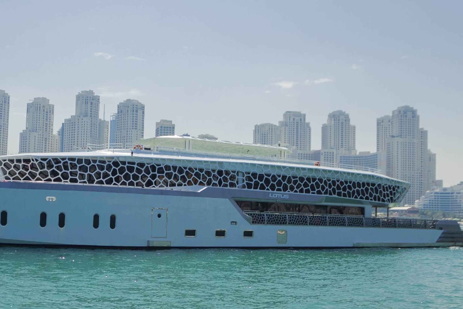 Dubai: Silvester-MegaYacht Lotus Feuerwerk & Dinner-Kreuzfahrt