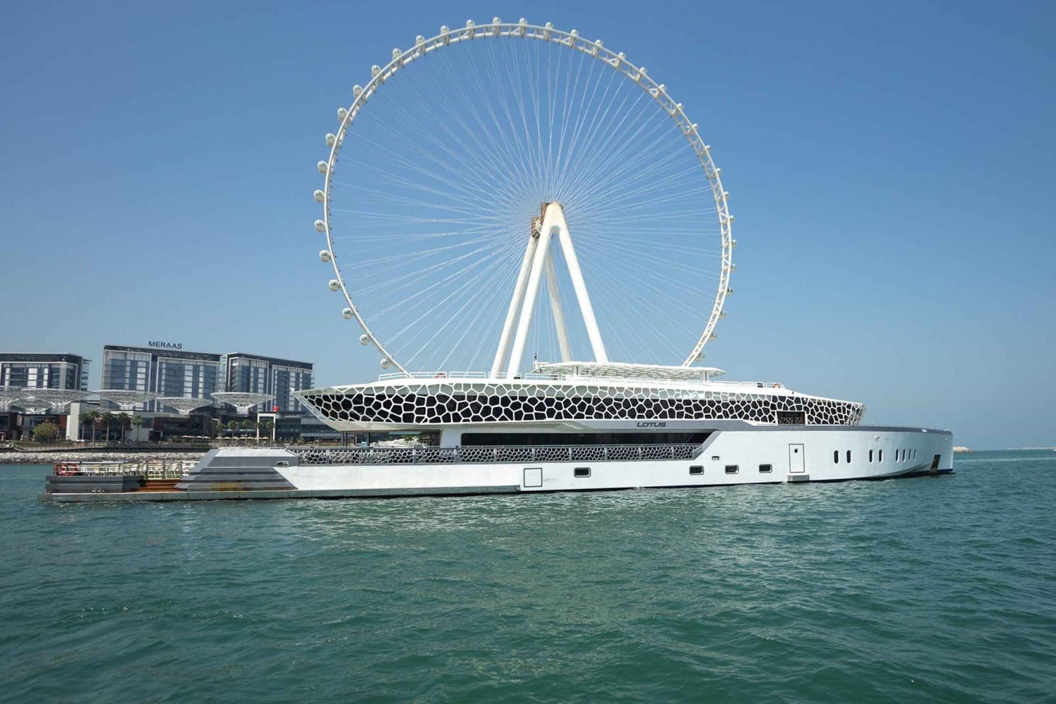 Dubai: Silvester-MegaYacht Lotus Feuerwerk & Dinner-Kreuzfahrt