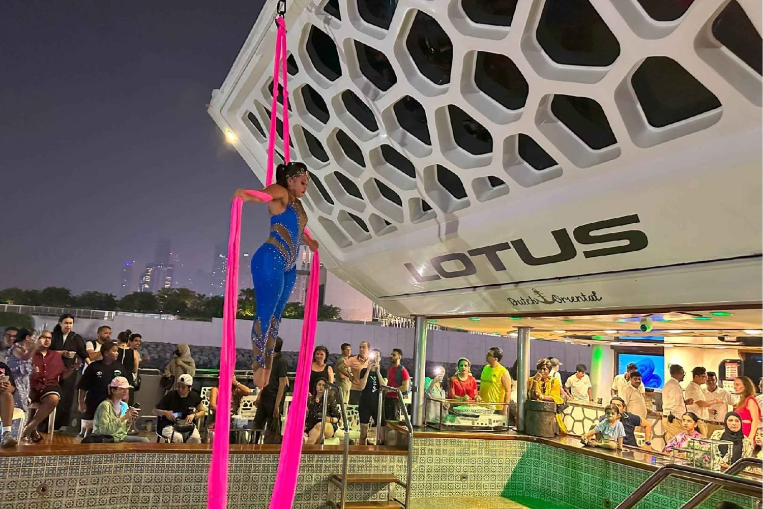 Dubai: Silvester-MegaYacht Lotus Feuerwerk & Dinner-Kreuzfahrt