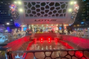 Dubai: Silvester-MegaYacht Lotus Feuerwerk & Dinner-Kreuzfahrt