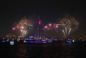 Dubai: Silvester-MegaYacht Lotus Feuerwerk & Dinner-Kreuzfahrt