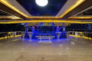 Dubai: NYE MegaYacht Lotus Royale vuurwerk & dinercruise