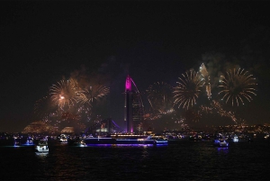 Dubai: NYE MegaYacht Lotus Royale vuurwerk & dinercruise