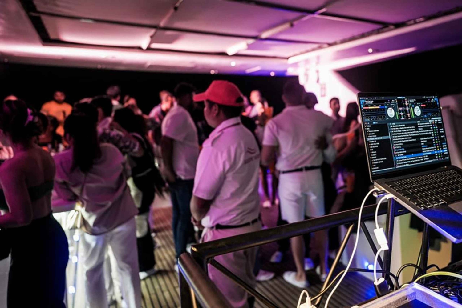 Dubai Party Boat NYE con DJ dal vivo, buffet e bar a bordo