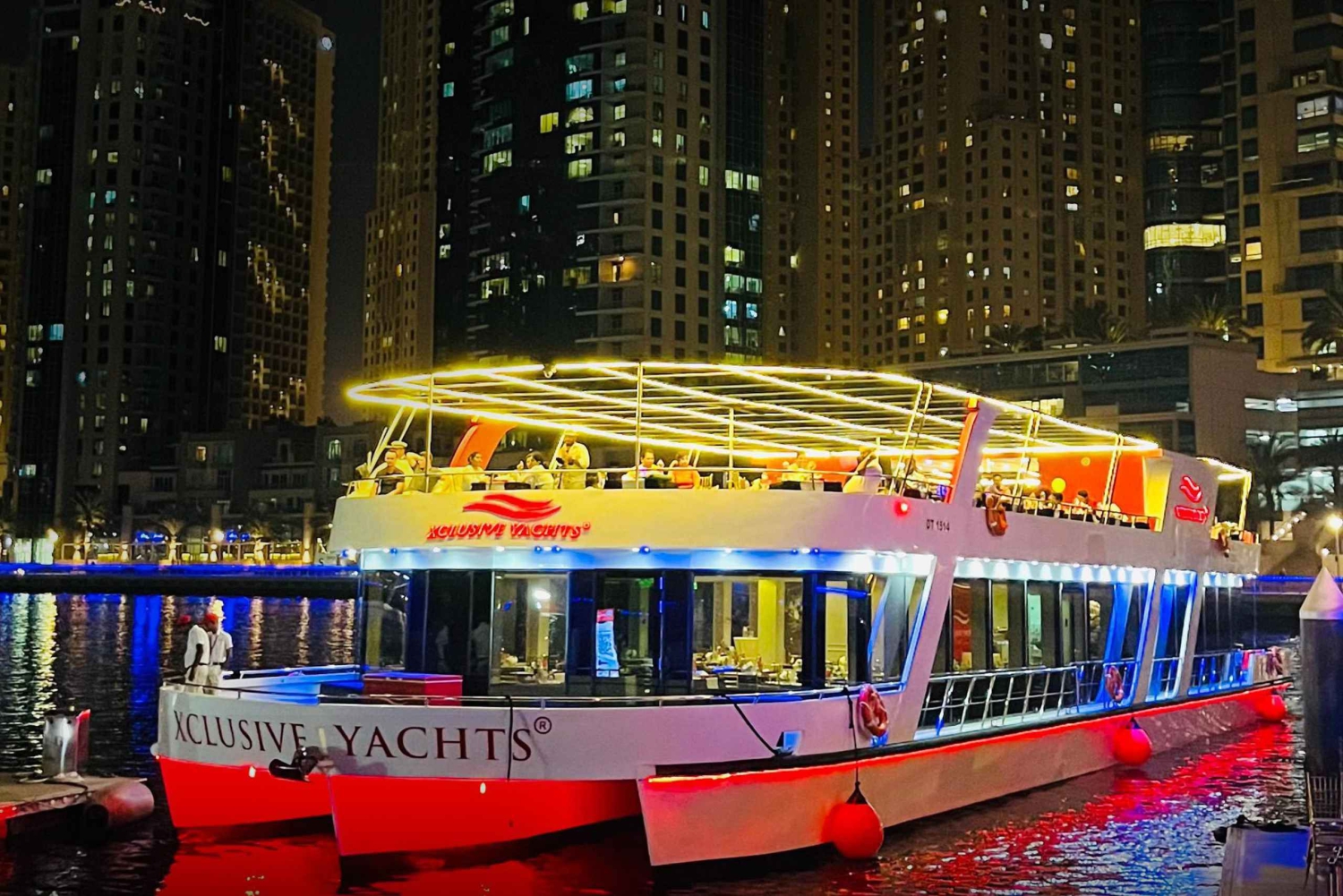 Dubai Party Boat NYE con DJ dal vivo, buffet e bar a bordo