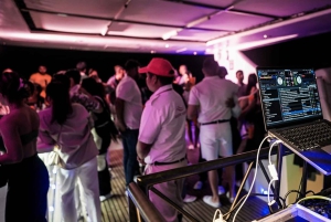 Dubai Party Boat NYE con DJ dal vivo, buffet e bar a bordo