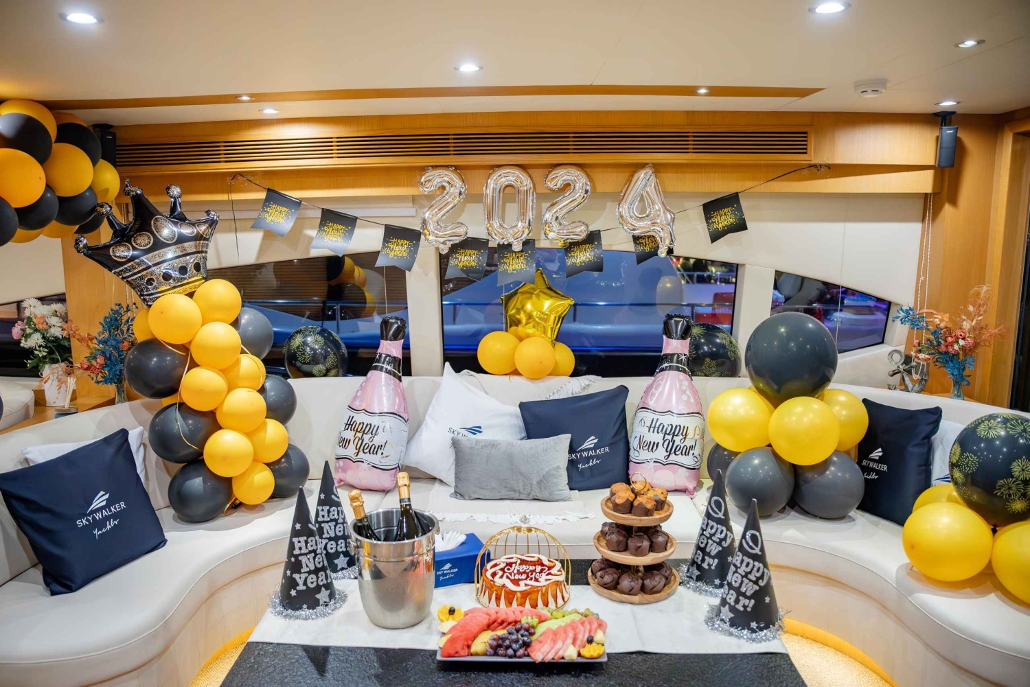 Nytårsaften i Dubai: Yachtfest med fyrværkeri, grill, musik og drinks