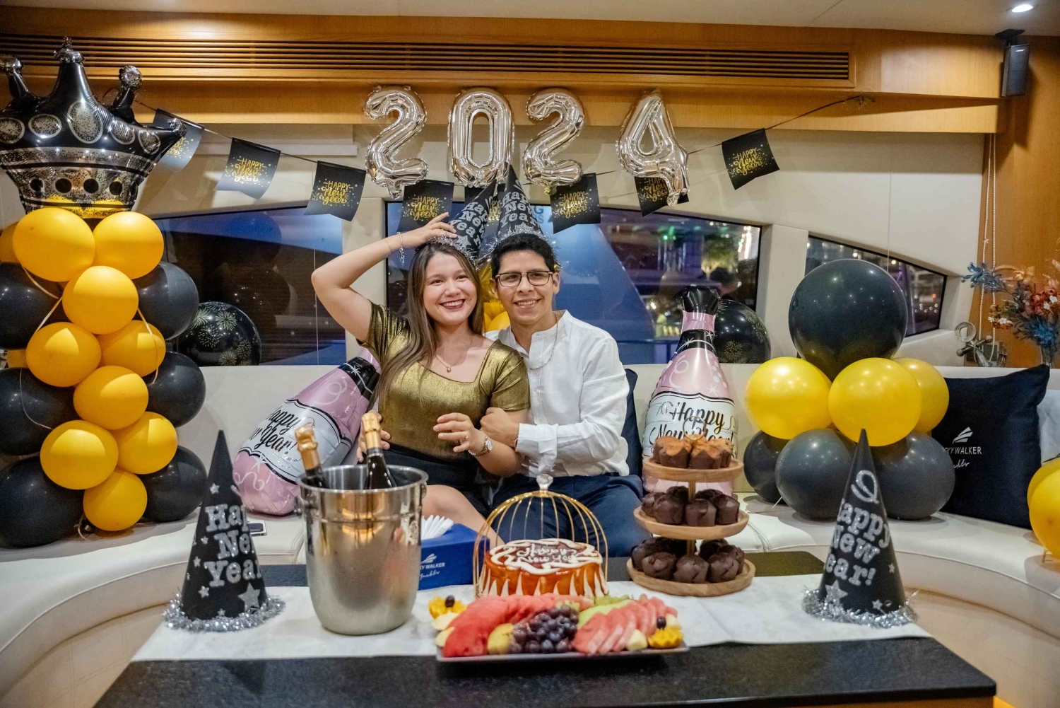 Nytårsaften i Dubai: Yachtfest med fyrværkeri, grill, musik og drinks