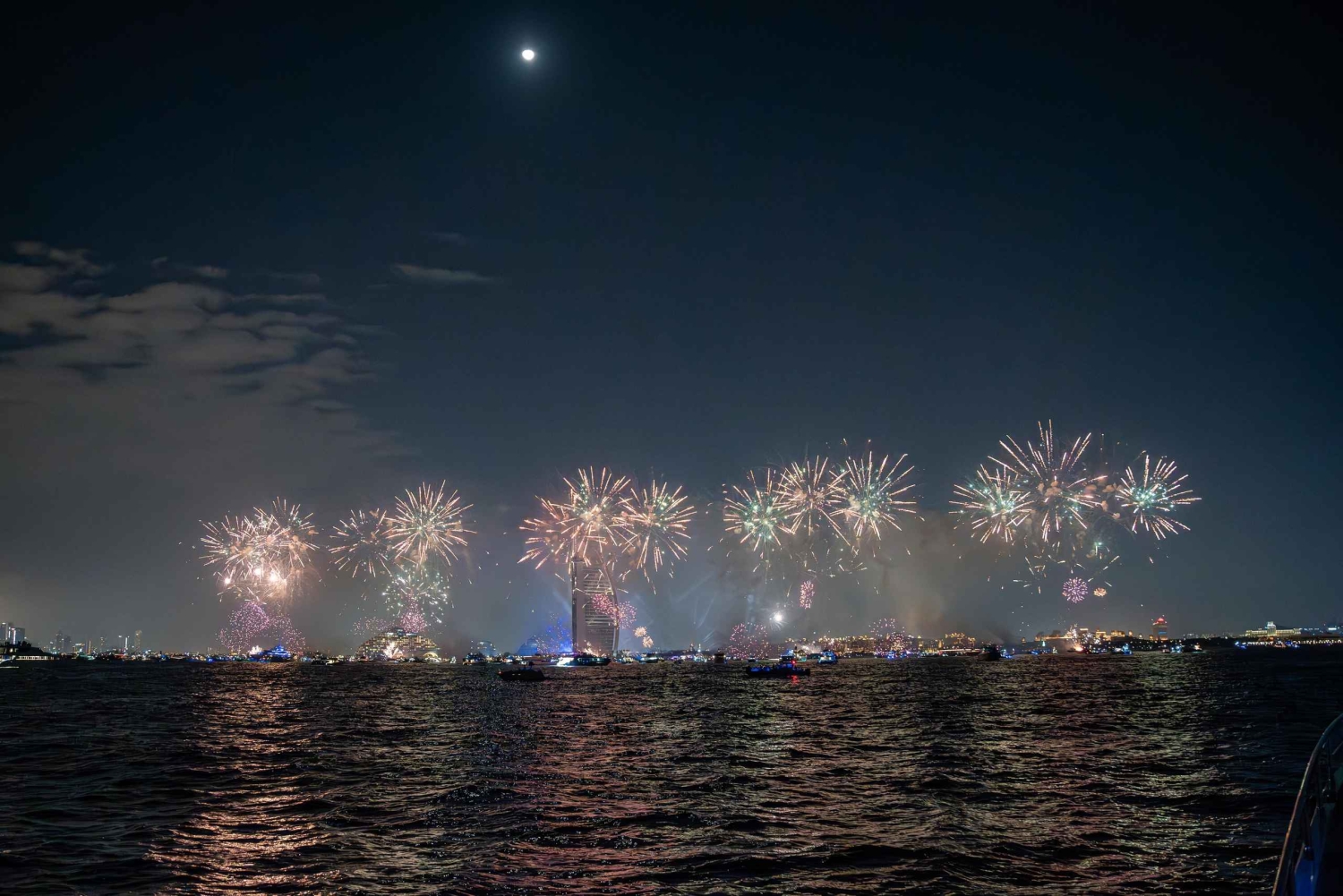 Nytårsaften i Dubai: Yachtfest med fyrværkeri, grill, musik og drinks