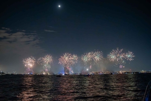 Nytårsaften i Dubai: Yachtfest med fyrværkeri, grill, musik og drinks