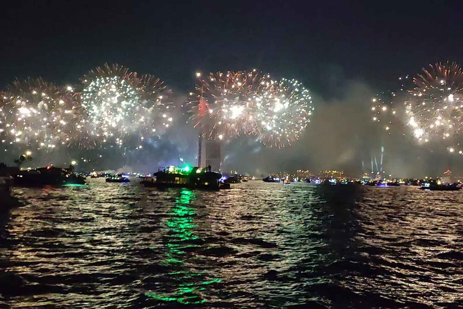 Дубай: новогодний круиз Ocean Empress с ужином и фейерверком