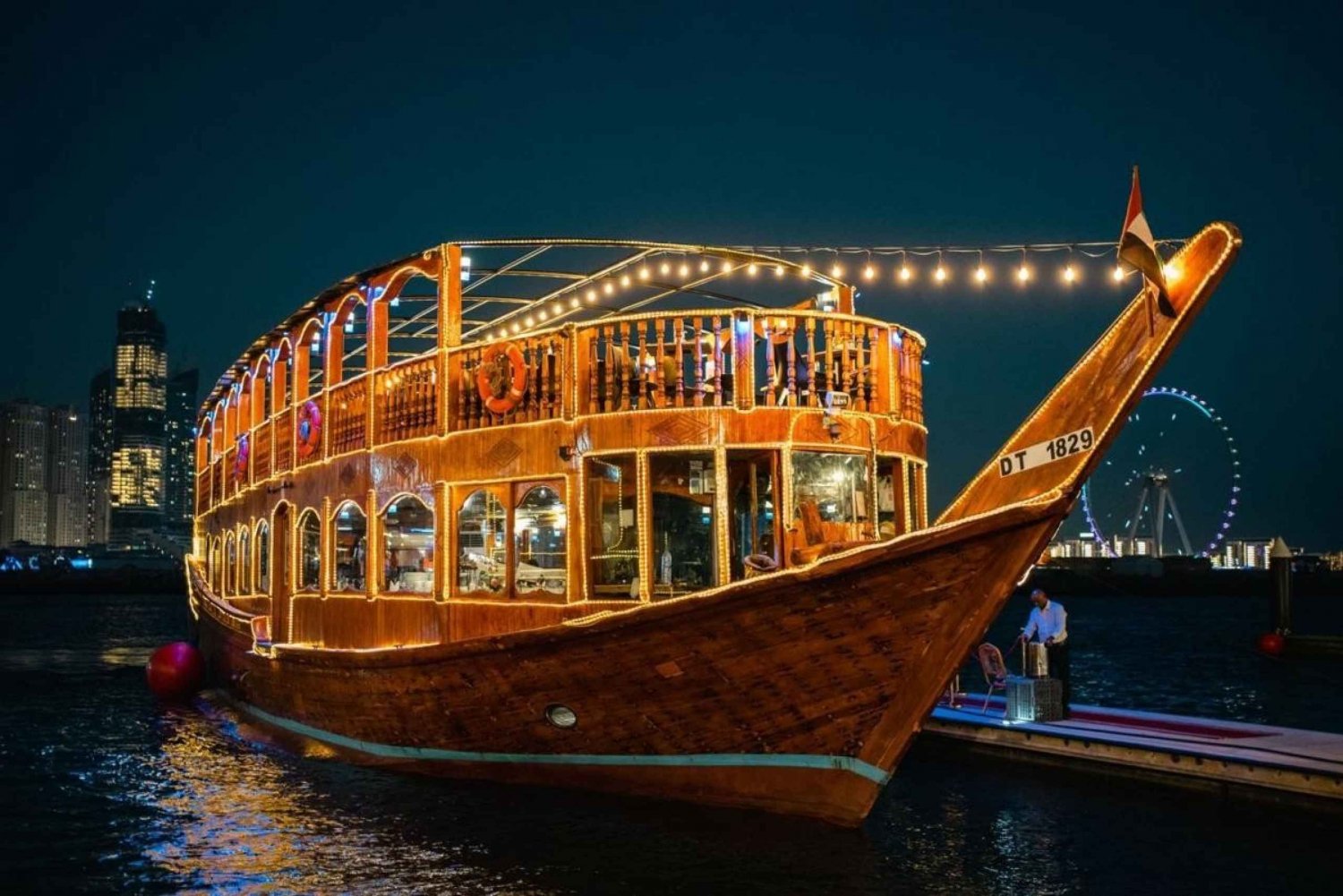 Dubai: Naturskjønt Dhow-cruise med middagsbuffé og liveshow