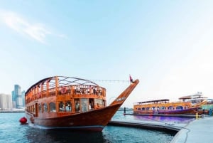 Dubai: Crucero panorámico en dhow con cena bufé y espectáculos en directo