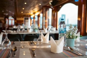 Dubai: Dhow-risteily buffet-illallisella ja live-esityksillä.