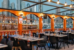 Dubaï : Croisière panoramique sur un boutre avec dîner buffet et spectacles vivants