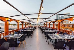 Dubaj: Rejs widokowy Dhow z kolacją w formie bufetu i pokazami na żywo