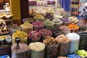 Dubai: Abra: Vanhakaupunki, Soukit, museot ja maistiaiset Abran kanssa.