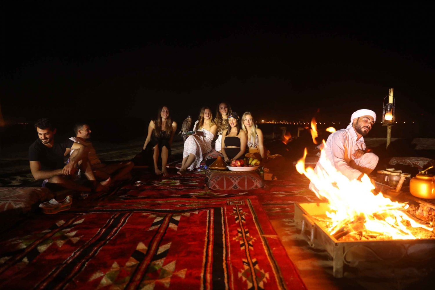 Dubai: Goditi un safari nel deserto di una notte con cammelli e cena