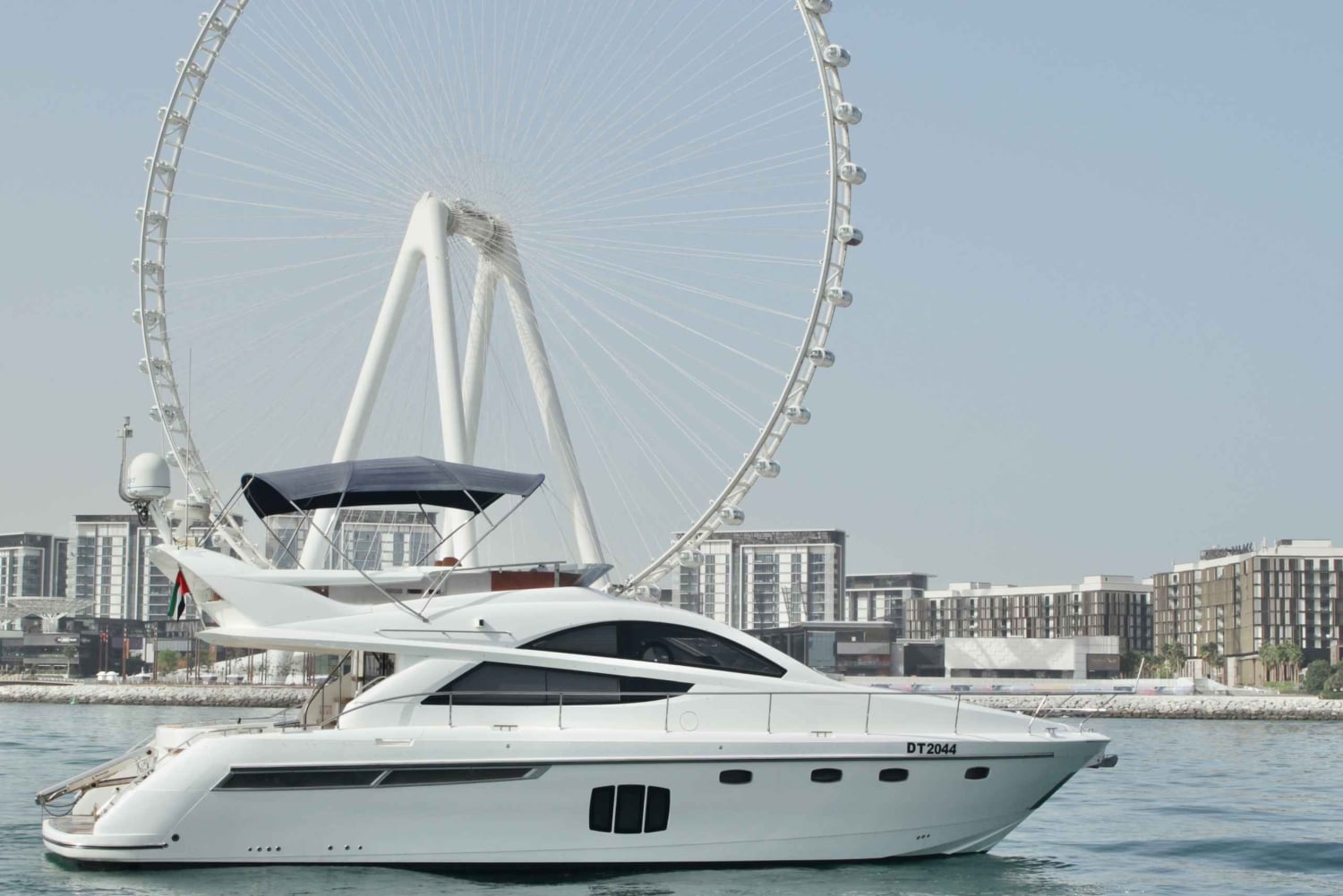 Dubai: Palm Jumeirah Yacht Tour with Refreshments