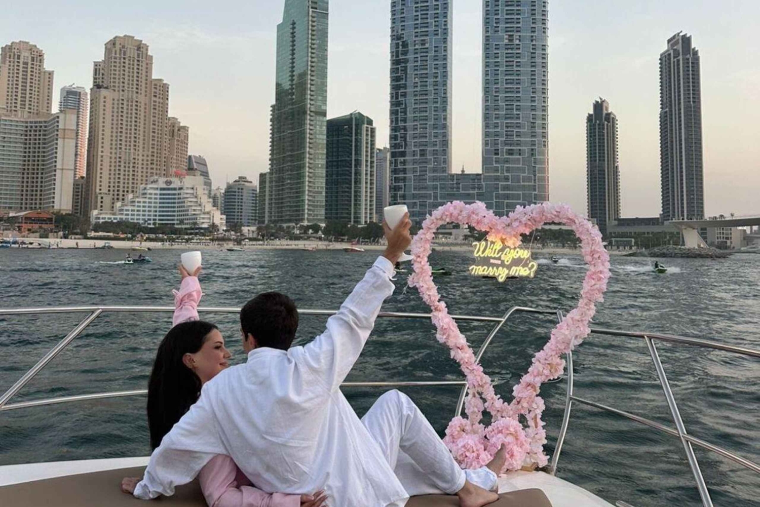 Dubai: Palm Jumeirah Yacht Tour with Refreshments