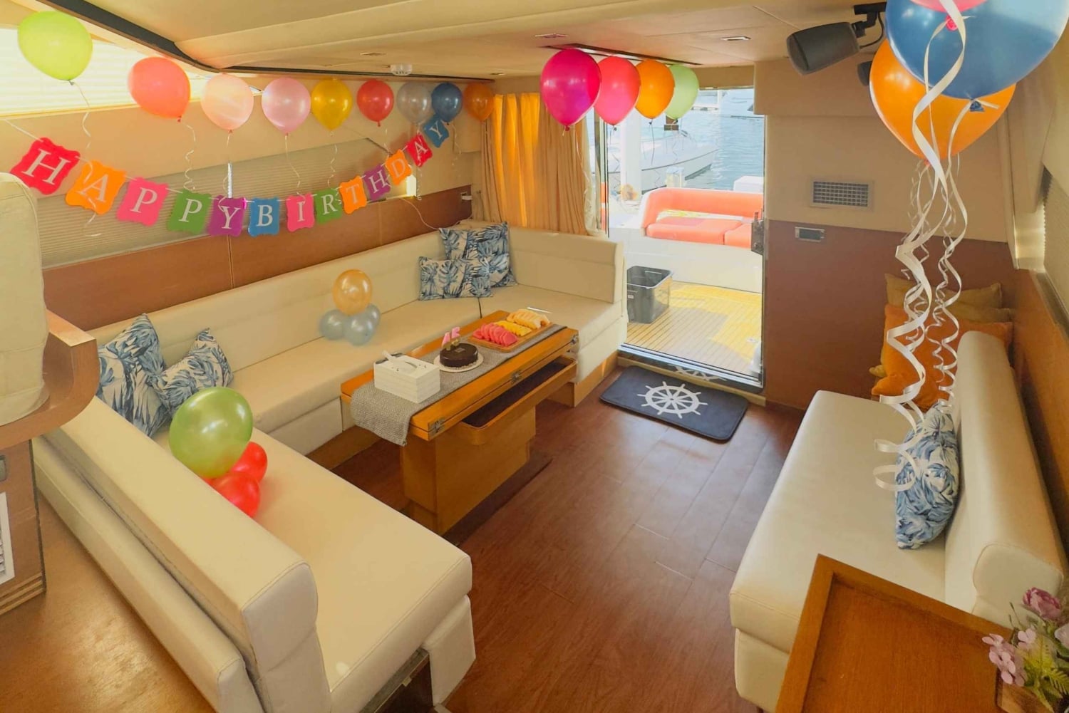 Dubai: Palm Jumeirah Yacht Tour with Refreshments