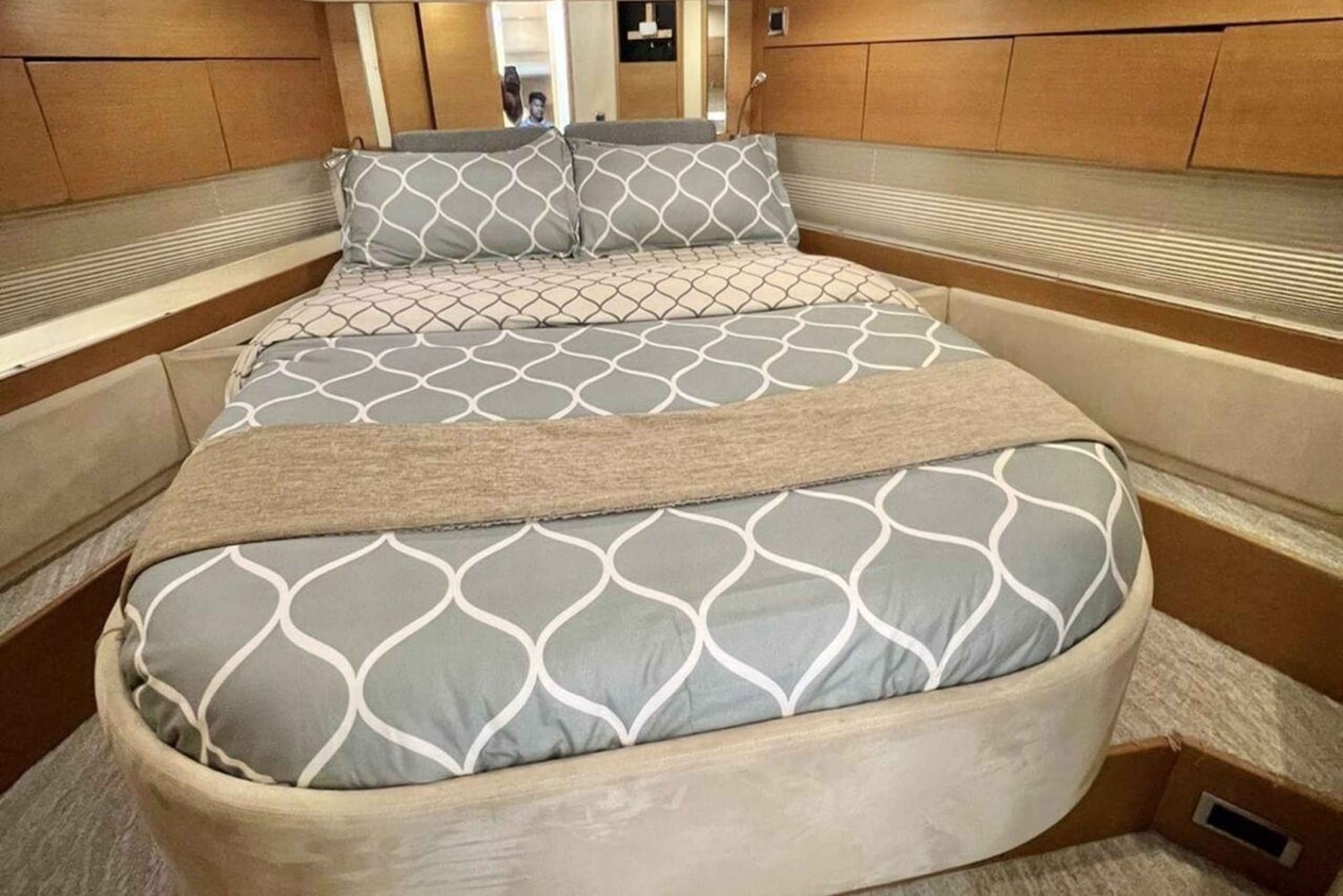 Dubai: Palm Jumeirah Yacht Tour with Refreshments